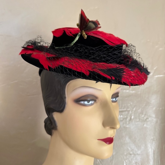 IMPOSING 1930's BLACK VELOUR TILT HAT COVERED IN RED/BLACK FEATHERS + VEIL - Picture 1 of 12